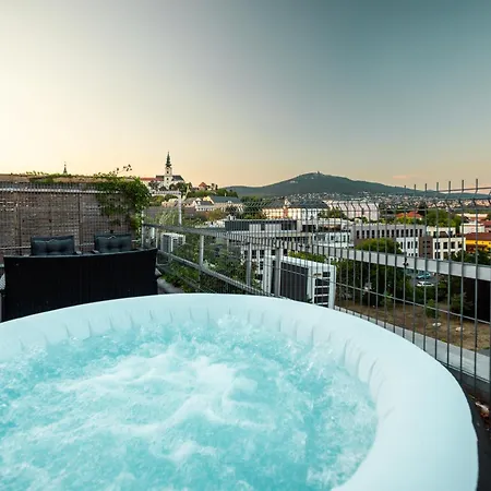 Penthouse Centrum Jacuzzi&view, Free Parking * Nitra