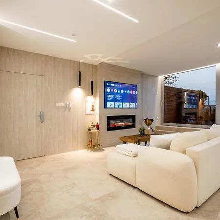 Apartamento Penthouse Centrum Jacuzzi&view, Free Parking Nitra
