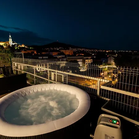 Penthouse Centrum Jacuzzi&view, Free Parking Nitra